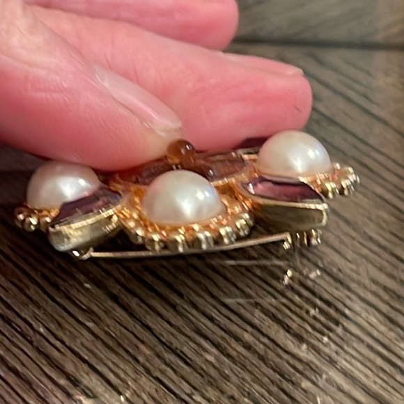 Vintage Floral Like Design Brooch with Pearl & Rhinestone Accents - Picture 6 of 15